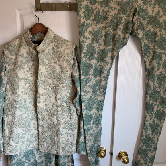 Men’s Sabyasachi Kurta set with embroidered vest in floral print. - Picture 11 of 16